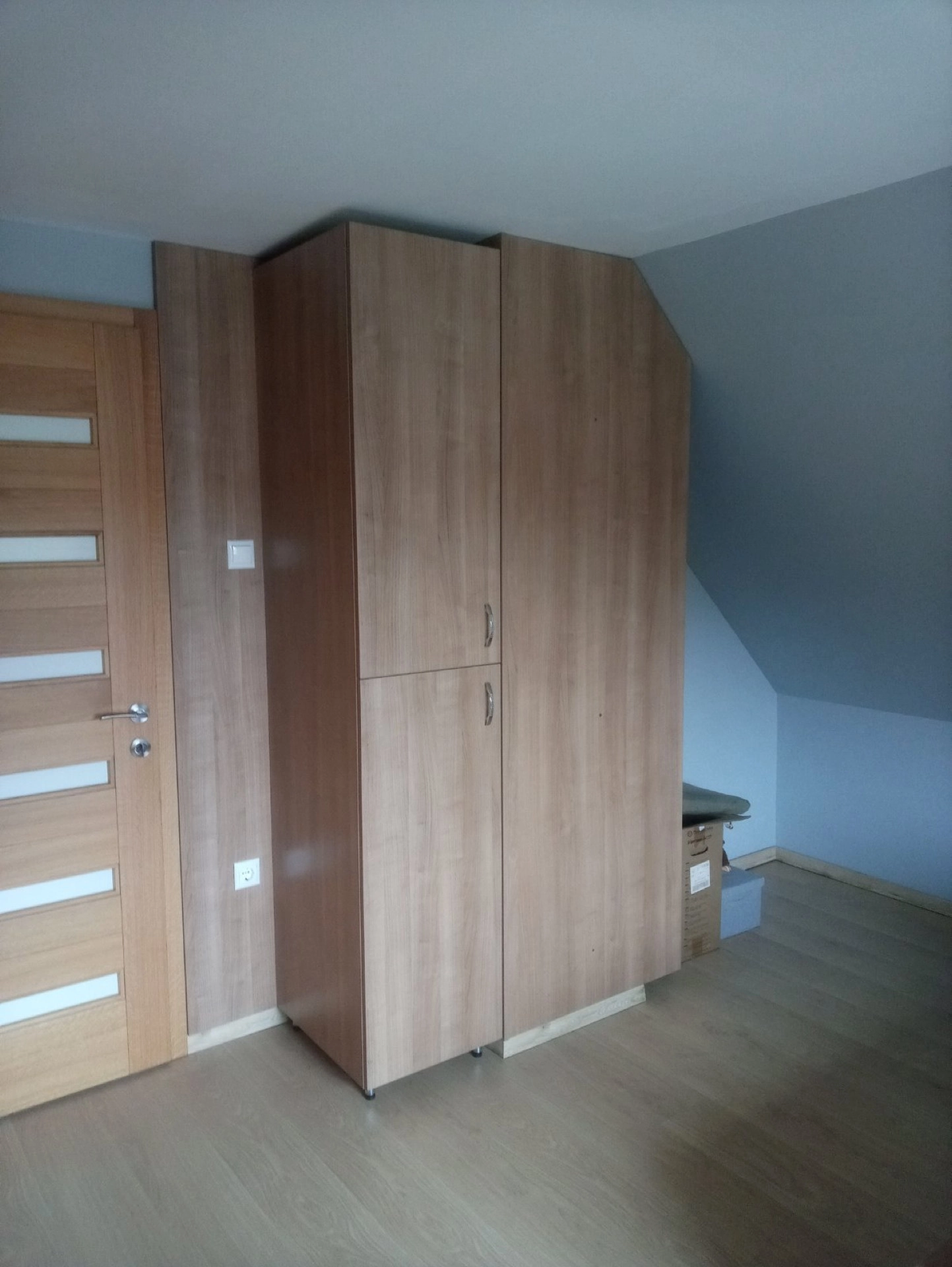 Egyedi szabású fából készült szekrény